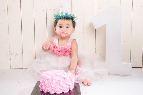 दो साल कि बेटी ने केक काट कुछ लोगो के किया मुँह मीठा, बेटी वैष्णवी की जन्मदिन मानाने के लिए तीन दिन पहले से तैयारी की जा रही थी।