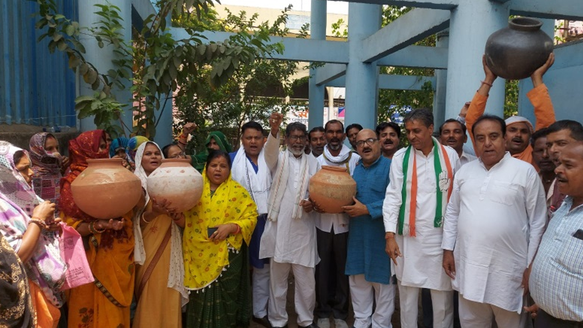 Amidst the dire problem of water, the Mahila Congress, led by former minister PC Sharma, protested against the municipal administration by bursting water pots in front of the Municipal Corporation Commissioner's office located at Mata Mandir in the city.