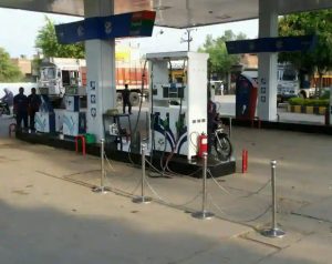 Angry over being deducted from salary for malpractices while working at the petrol pump, 6 accused, who were angry with the manager of the same pump, committed the incident of robbery at knife point.