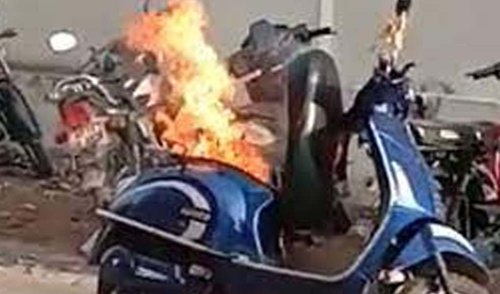 पता चली ई-स्कूटरों में आग लगने की वजह, कंपनियों की इस गड़बड़ी ने जोखिम में डाली ग्राहकों की जान! 1 electric two-wheeler manufacturers has come to the fore in the recent incidents of fire in electric scooters across the country.