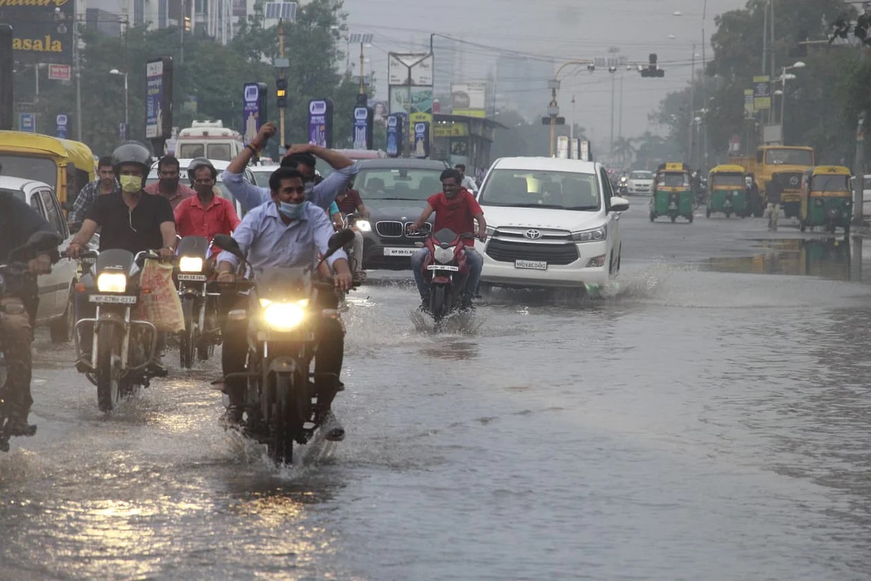 Rain has started in the state due to pre-monsoon activity. With strong winds yesterday and even today, it has rained in many districts including the capital Bhopal.