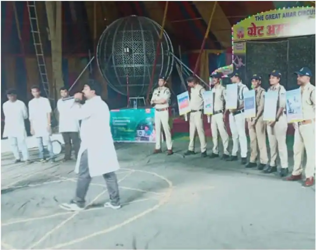 railway employee became a victim of fraud where thousands of rupees were deducted from his account after clicking on a fake message made by SBI. The complaint was made at the police station.