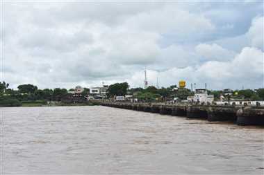 Janha river and drains were already in spate due to excessive rain in Rajgarh district of Madhya Pradesh, and the life of the common man had become busy.