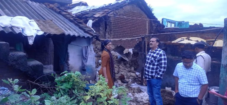 Due to the heavy rain in Jabalpur, every person was worried and facing a lot of troubles. As the people living in the Kacha house and the small vaporites were facing a lot of problems.