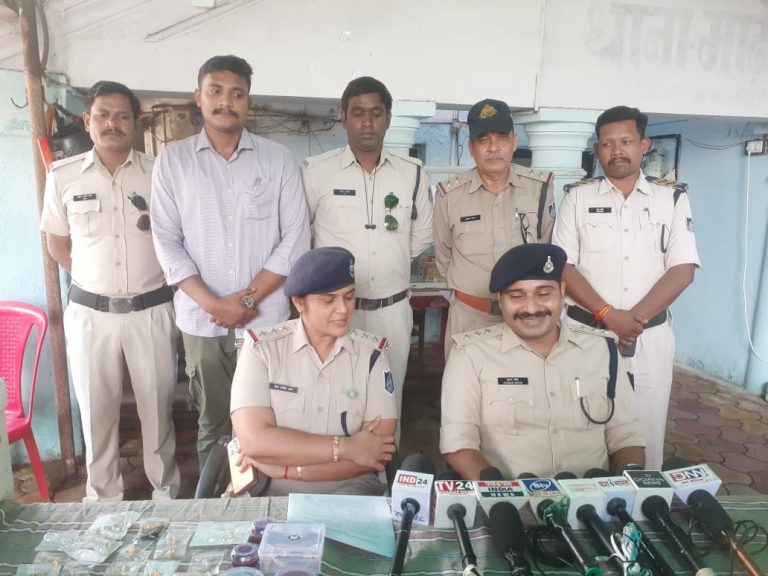 Vicious nakabjan arrested, 4 nakabjani disclosed under police station Madhotal, stolen gold, silver jewelery worth Rs 4 lakh and the sabbal-like rod used in the incident confiscated