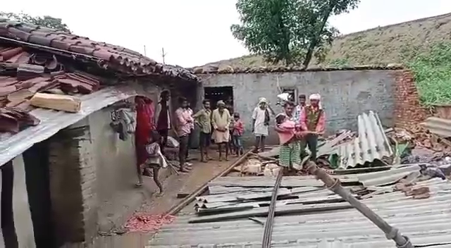 Singrauli district, people are troubled by the rain, due to which the houses have been broken due to water in the houses of the people.