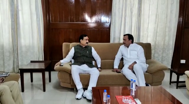 Madhya Pradesh Home Minister Narottam Mishra is on a day-long visit to Indore, during which he met BJP workers in the residency and also gave his statements on various political issues.