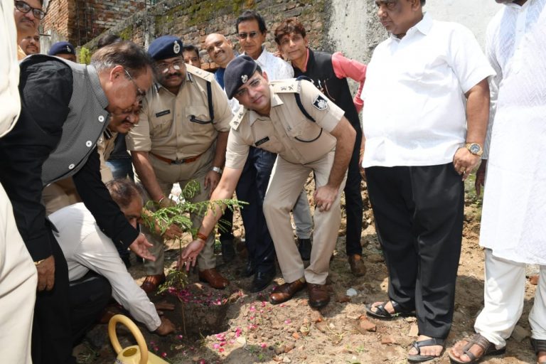 Police Jabalpur Zone, Jabalpur Shri Umesh Joga, Deputy Inspector General of Police Jabalpur Range Jabalpur Shri R. R. s. Parihar, Jabalpur Superintendent of Police, Mr. Siddhartha Bahuguna