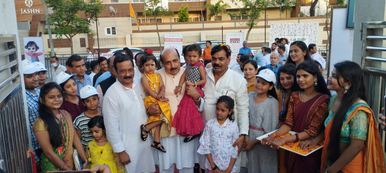 कन्या पूजन से शुरू हुआ दो दिवसीय ईट राइट फूड मेला 1 MLA Shri Ashok Ishwardas Rohani, Shri Lakhan Ghanghoria and Shri Vinay, MLAs of two-day Eat Right Mela organized by Jabalpur Smart City and Food Security Administration at Cultural Street, Bhanwartal with the aim of motivating people to include healthy eating habits in their daily routine.