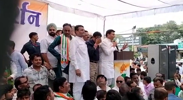 Congress leaders including former minister Sajjan Singh Verma, Jitu Patwari, who came to gherao the municipal corporation on the issue of corruption, joined