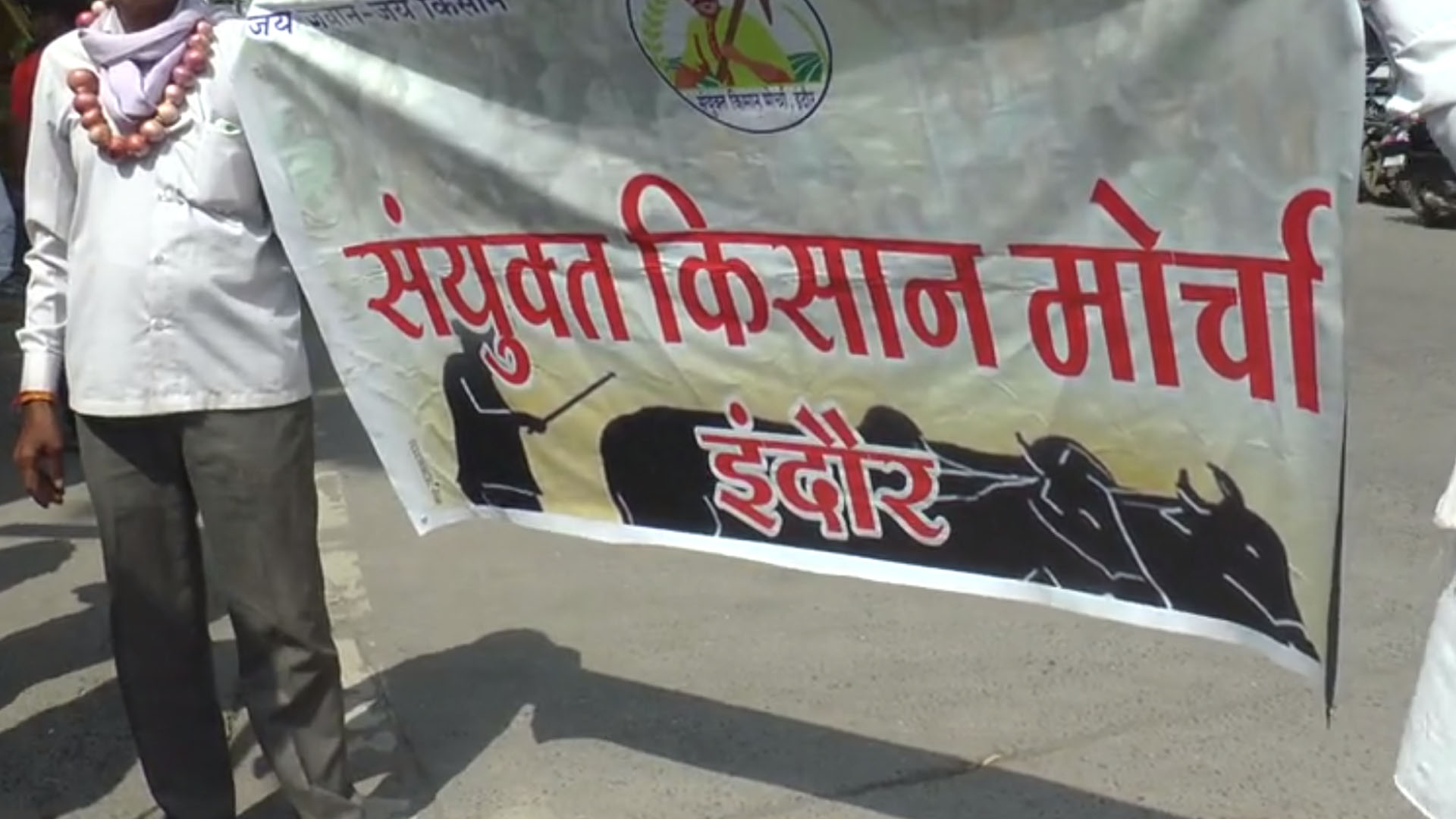 The delicious onion that comes in the food is now bringing tears to the eyes of the farmers too, which has shaken the administration as well.