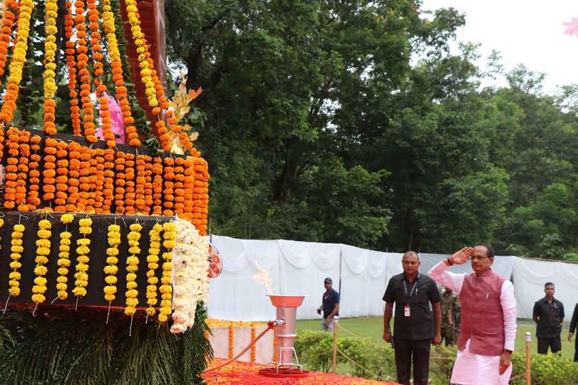 Chief Minister Shri Shivraj Singh Chouhan reached the former residence and work place of Dr. Keshav Baliram Hedgewar at Rampayli in Balaghat district today. Here he inquired about the works and revolutionary activities done by Dr. Hedgewar.