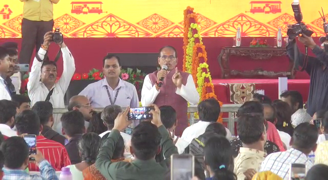 State Chief Minister Shivraj Singh Chouhan, who came on his one-day visit to Indore, along with participating in many programs, organized a beneficiary street vendor program at Regional Park.