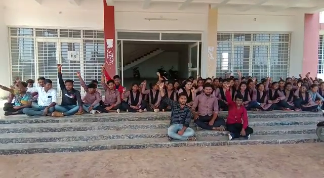 Manpur assembly headquarters, the students staged a sit-in protest at the gate of the school for about three hours. At the same time, they have demanded