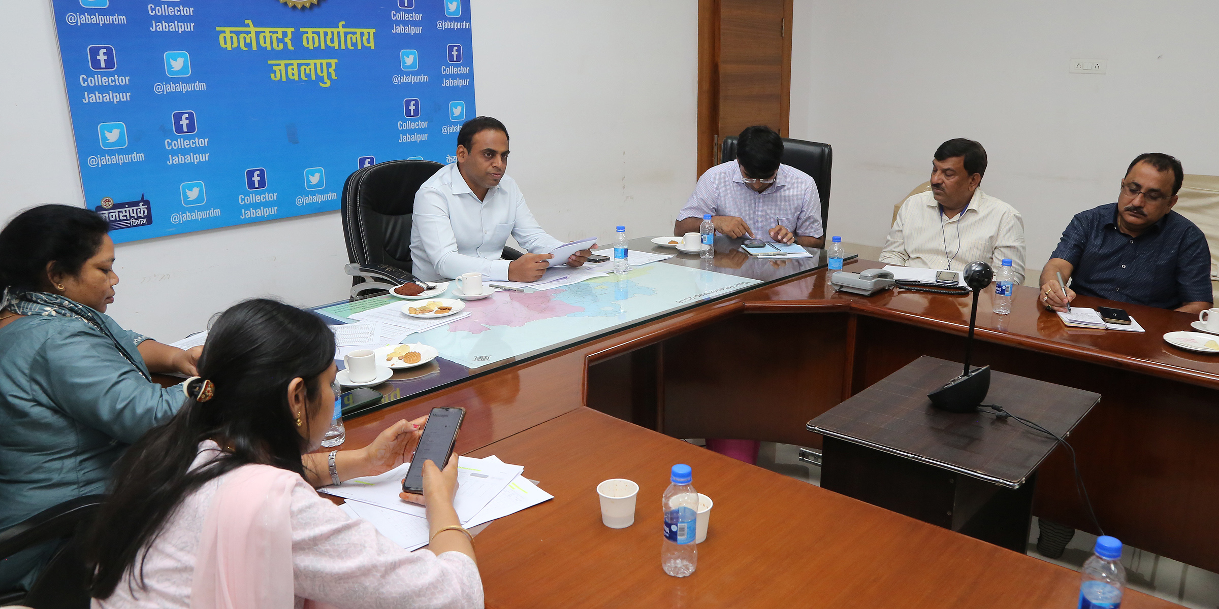 Jabalpur Collector Dr. Ilaiyaraja T held a virtual meeting of revenue officers on 21-10-2022 today, reviewed the progress in Chief Minister's public service campaign and gave necessary instructions regarding law and order on Diwali festival.