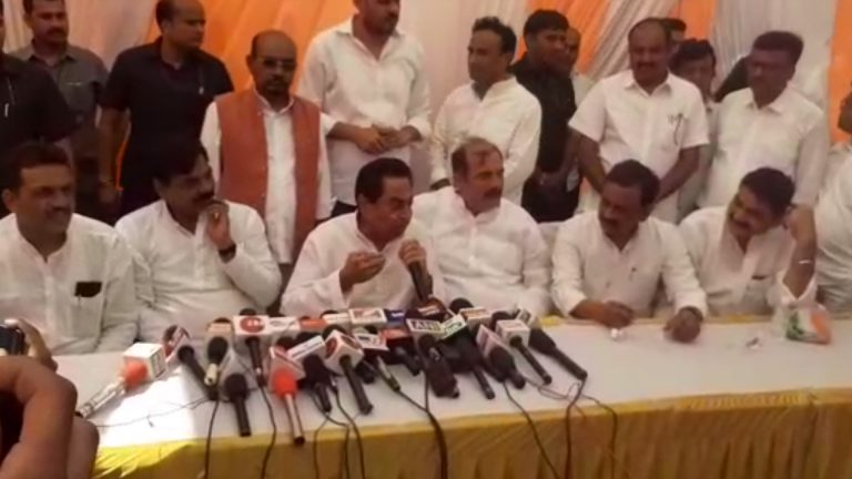 Kamal Nath addressed the public meeting. In which MLA Lakhan Ghanghoria, MLA Vinay Saxena, Mayor Jagat Bahadur Singh Annu and senior Congress people were present in the meeting.