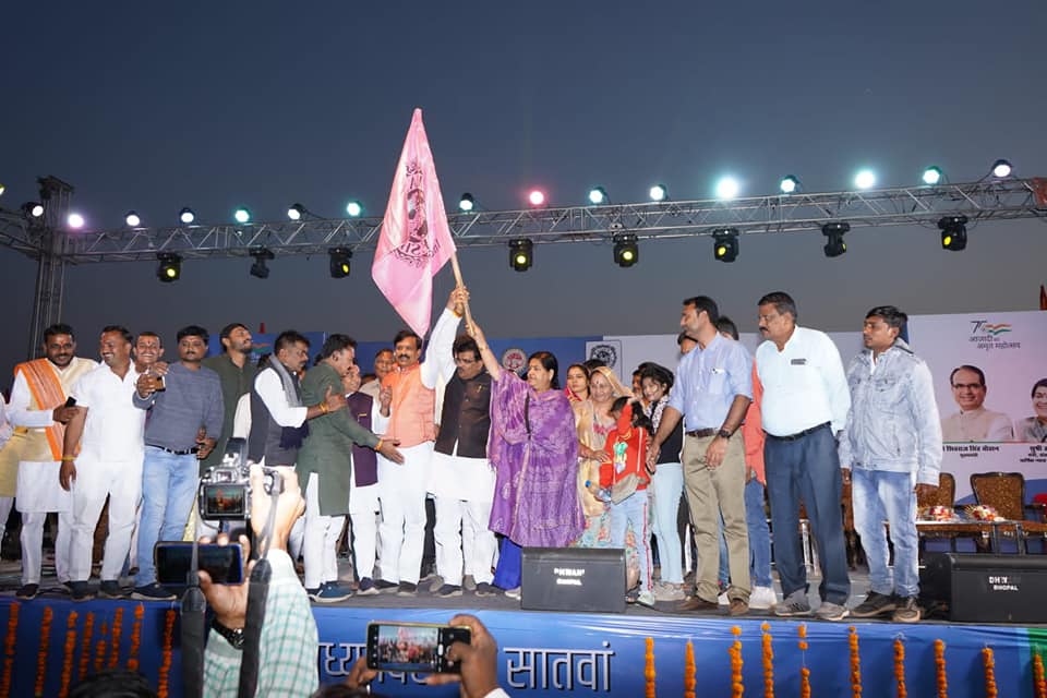 Culture and Religious Trust and Endowments Minister and in-charge of Khandwa district Sushri Usha Thakur inaugurated the seventh edition of Jal Mahotsav.