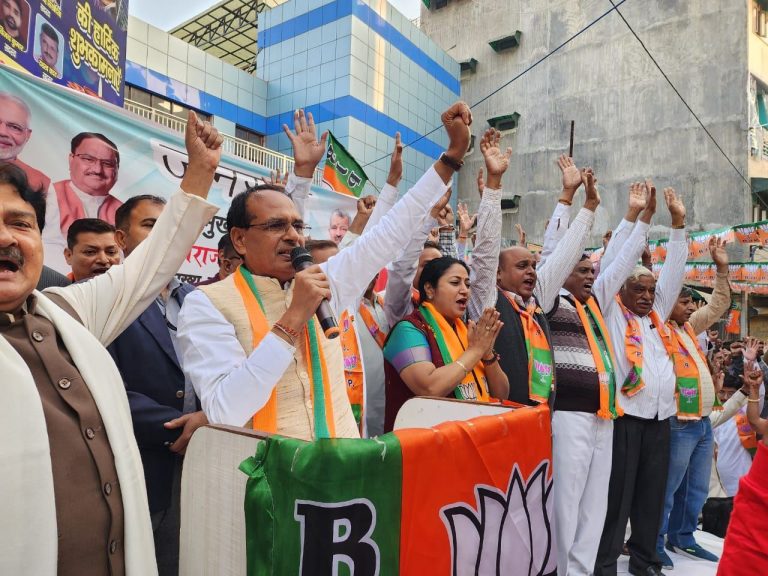 Bharatiya Janata Party at Shalimar Bagh under MCD elections in New Delhi. There is no relative who was not cheated by Kejriwal ji.