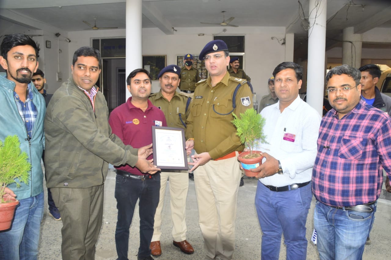 Siddharth Bahuguna was encouraged by presenting certificates and mementoes to 28 candidates selected for government services from "Ki Pathshala".