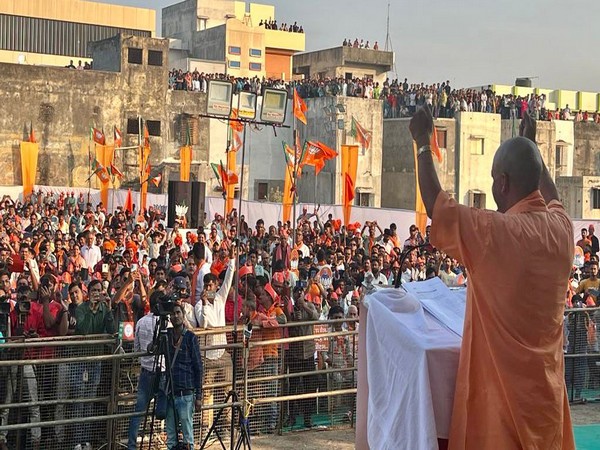 Mahisagar/Anand/Vadodara (Gujarat): Uttar Pradesh Chief Minister Yogi Adityanath on Tuesday launched a scathing attack on the Congress, calling it an "obstacle" in the country's development.