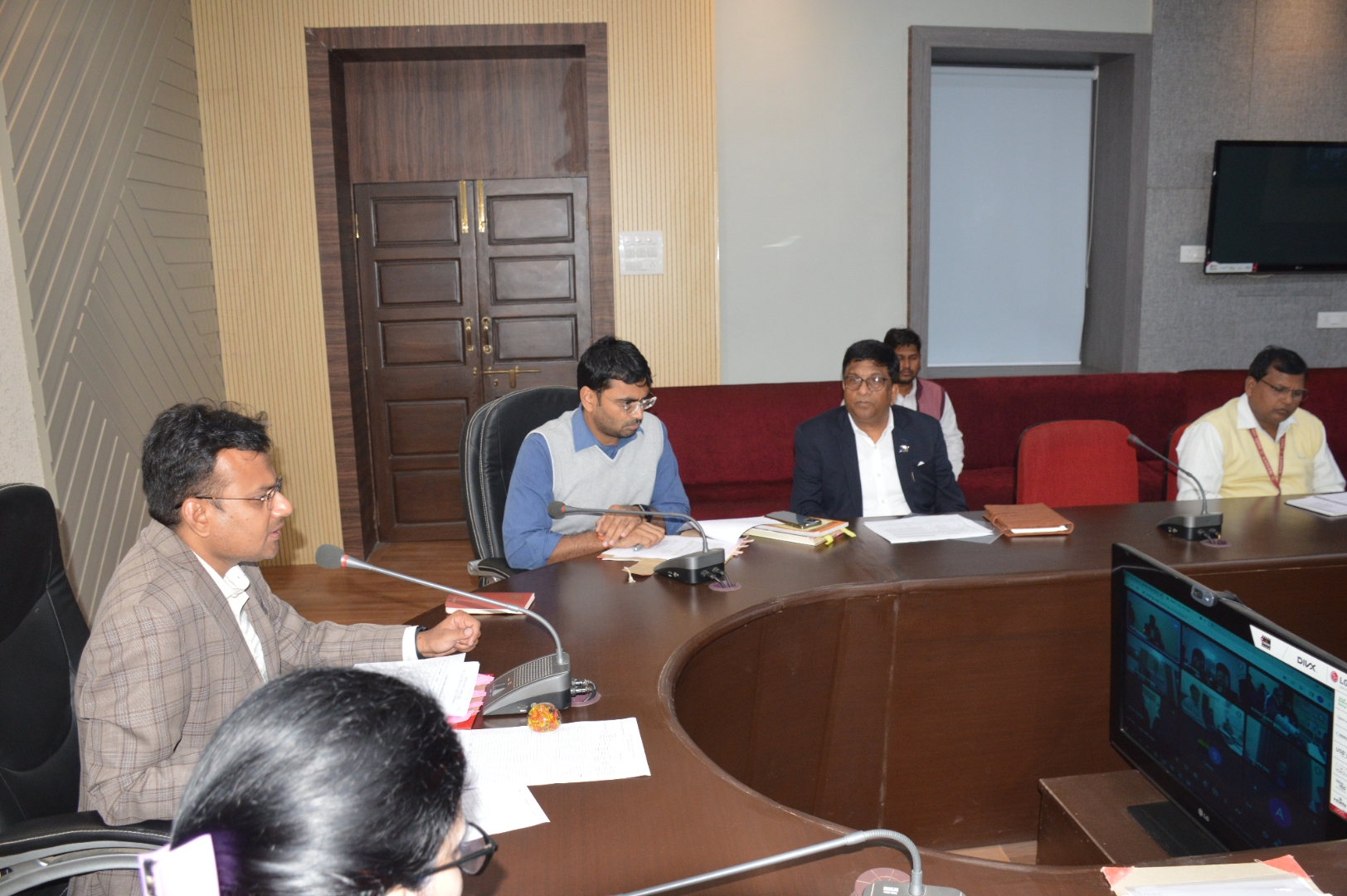 Collector Saurabh Kumar Suman has instructed all the sub-divisional magistrates to distribute 100 percent food grains to the consumers under the public distribution system in their respective areas.