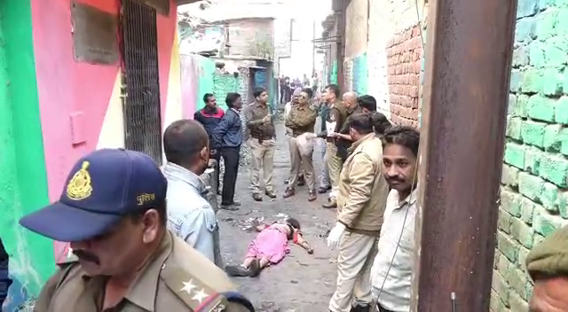 Raoji Bazar A woman was killed by crushing her head. The woman was living separately from her family. Some objectionable items have also been found at the spot. The police have seized it