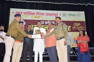 Swachh Survekshan Abhiyan 2023, along with cleanliness friends, today, in the auditorium of Manas Bhawan, cleanliness soldiers who did excellent work,