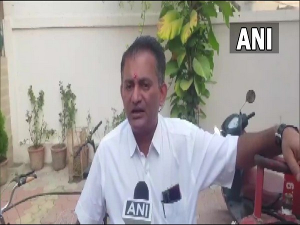 Amreli (Gujarat): Congress MLA Paresh Dhanani cast his vote for the Gujarat Assembly elections in a bizarre manner and carried a 'gas cylinder' with him on a bicycle.