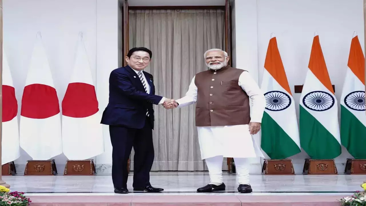 Japan PM Fumio Kishida Relishes "Golgappe" With PM Modi In Delhi