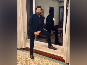 Farhan Akhtar treats fans with throwback picture, says "Time to reflect"