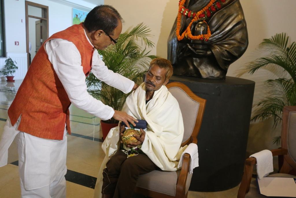 Met the victim of the incident of urination in Sidhi at the CM's residence in the capital Bhopal. Chouhan welcomed the victim Dashmat Rawat and washed his feet as a mark of respect.