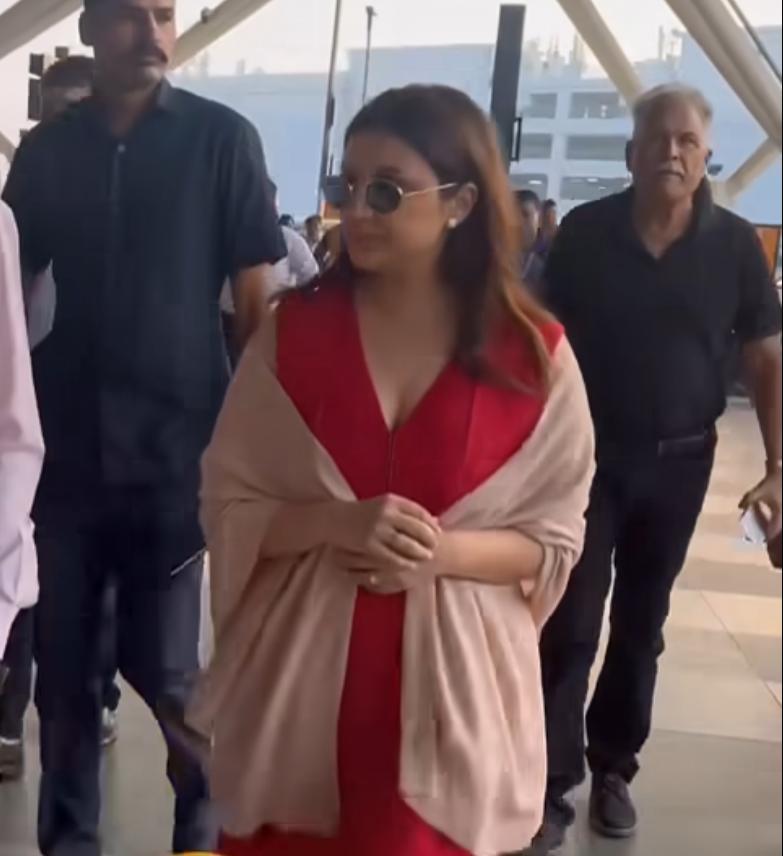 शादी से पहले Raghav, Parineeti उदयपुर एयरपोर्ट पहुंचे 2 parinidhi