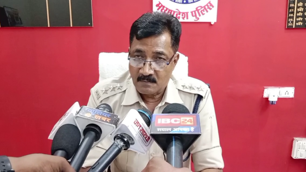 Gwalior: सास-ससुर के बीच बहू से हुई कहासुनी, सास-ससुर की मौके पर हुई हत्या 6 vlcsnap 2023 10 16 19h56m19s994