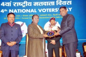 Chief Executive Officer of Niwari District Panchayat Mr. Rohan Saxena awarded for sweep activities President Smt. Murmu honored on National Voter's Day