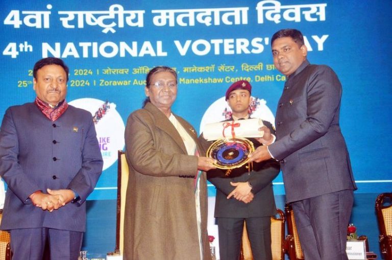 Chief Executive Officer of Niwari District Panchayat Mr. Rohan Saxena awarded for sweep activities President Smt. Murmu honored on National Voter's Day