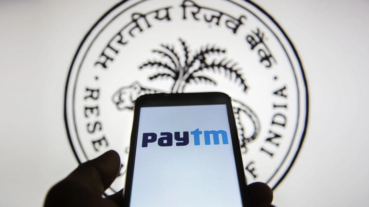 Paytm Payments Bank from adding new customers with immediate effect. RBI has issued this order on 31 January 2024. Apart from this, RBI has also ordered the company to stop adding amount to the account of existing customers after February 29.