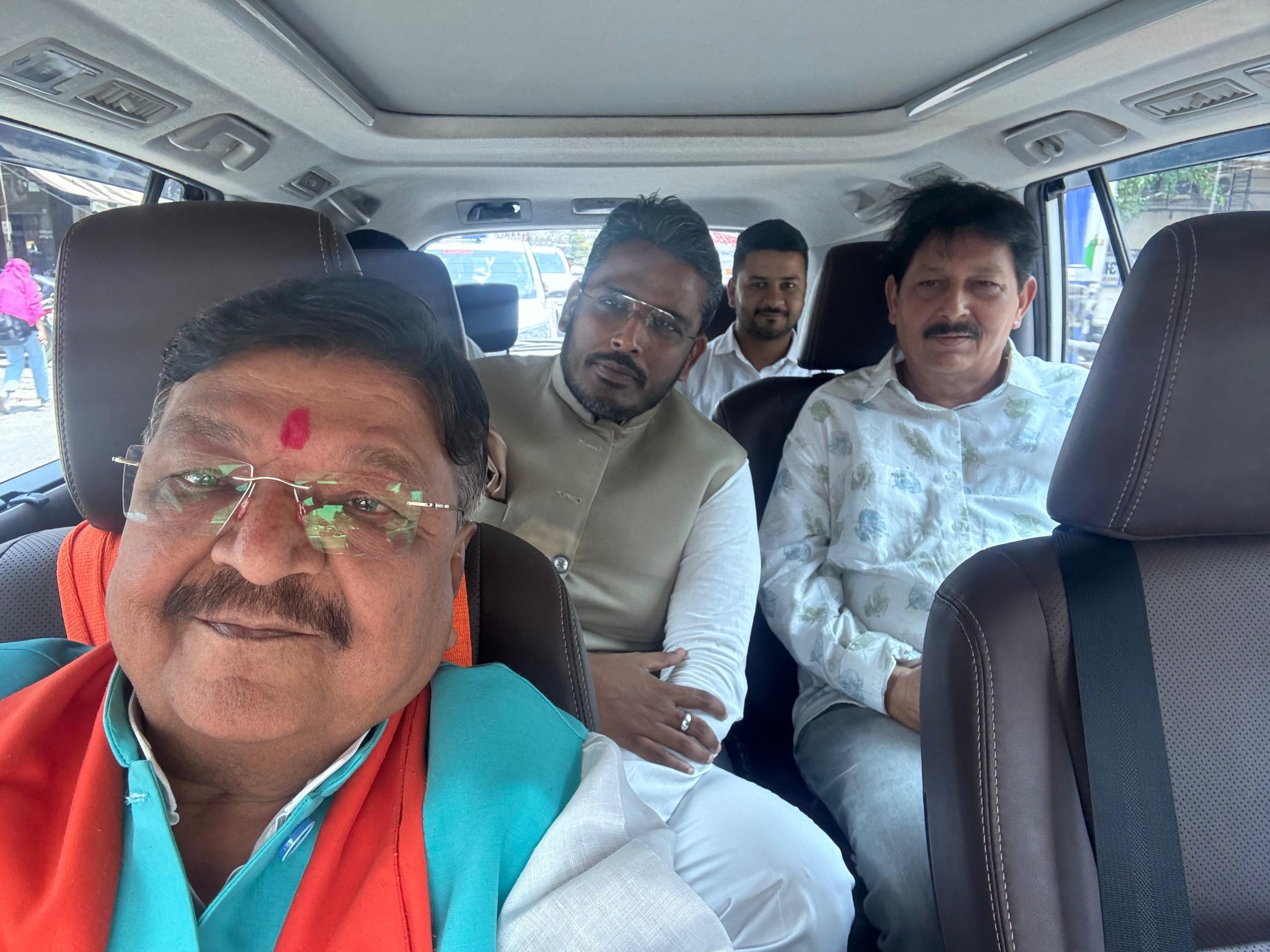 Congress' Indore Lok Sabha candidate withdraws his nomination, Kailash Vijayvargiya 'welcomes' him and invites him to join the BJP.