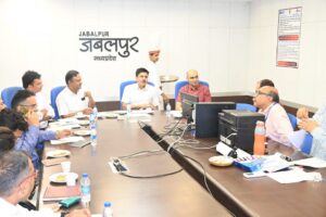 Jabalpur parliamentary constituency was completed today at 9 am on Monday in the NIC room located in the Collectorate. In this process, randomization of micro observers was also done along with counting personnel and they were also allotted assembly constituencies.