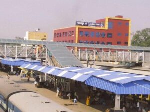 Railway commercial officers conducted a surprise inspection on Monday evening to get information about the facilities provided to passengers and the actual status of work performance of employees at Jabalpur Railway Station.