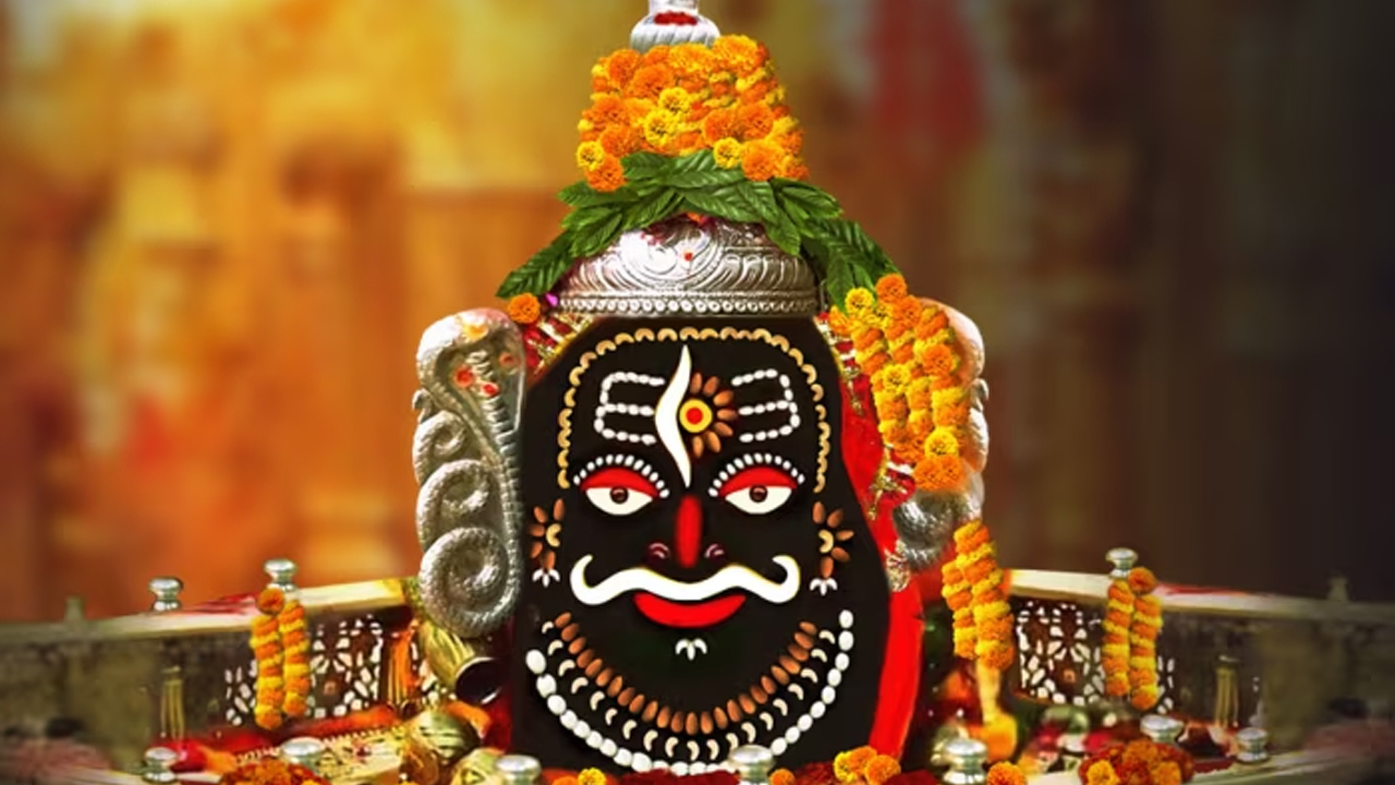 Mahakal Temple is situated in Ujjain, the most ancient and religious city of India, which has been known by different names in every era. Avantika, Ujjaini, Kanakshranga, all these have been the names of Ujjain. Ujjain is a major city of Madhya Pradesh state, where the Mokshadayani Shipra river flows.