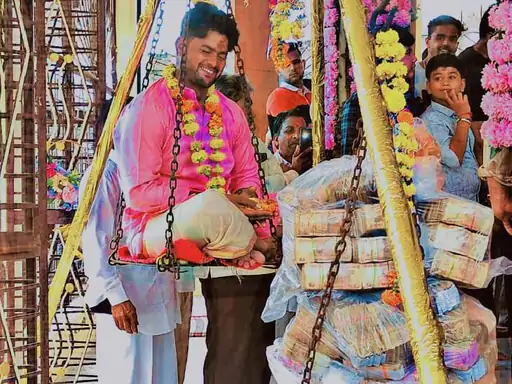Ujjain, son was weighed with notes: 10 lakh 7 thousand rupees donated to the temple after the wish was fulfilled