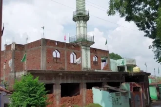 There was a huge ruckus today over a mosque built on a disputed land in Madhai area of ​​Jabalpur.