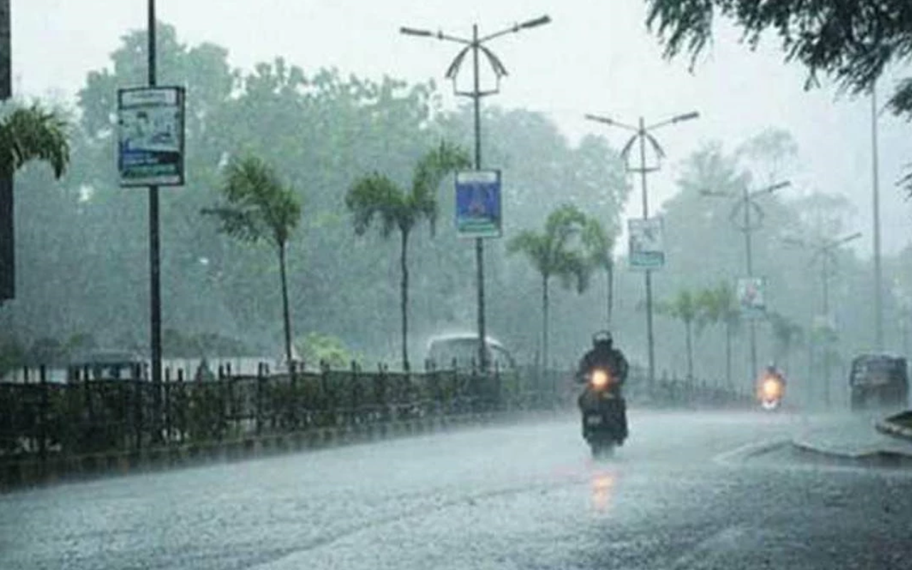 The weather has changed in many districts of Madhya Pradesh. On Friday night, rain and hailstorm occurred in more than 15 districts including Bhopal, Indore and Ujjain.