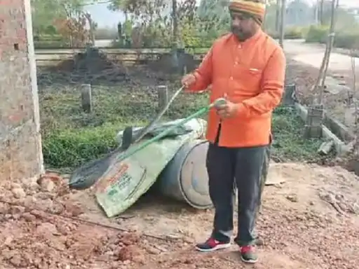 Jabalpur's Khajri-Khiriya bypass, creating a stir. The incident happened when the labourers were having their lunch. Suddenly a cobra came and sat near them.