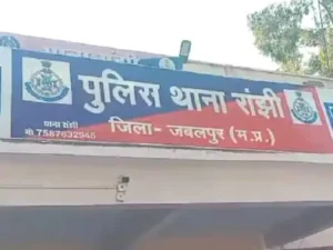 Jabalpur VFJ में बैंक डकैती की साजिश नाकाम: पुलिस ने घेराबंदी कर 6 बदमाशों को धर दबोचा, हथियार भी बरामद 3 रांझी थाना पुलिस ने 6 बदमाशों को गिरफ्तार किया हैं।