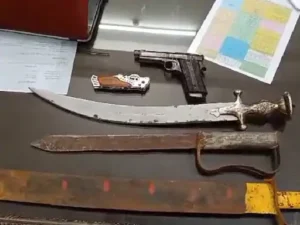 Jabalpur VFJ में बैंक डकैती की साजिश नाकाम: पुलिस ने घेराबंदी कर 6 बदमाशों को धर दबोचा, हथियार भी बरामद 2 पुलिस ने बदमाशों से घातक हथियार जब्त किए।