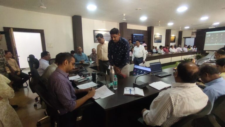 Balaghat: In the public hearing held under the chairmanship of District Collector Shri Mrinal Meena, the problems of various applicants of the district were heard and instructions were given for immediate solution.
