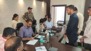 Balaghat: In the public hearing held under the chairmanship of District Collector Shri Mrinal Meena, the problems of various applicants of the district were heard and instructions were given for immediate solution.
