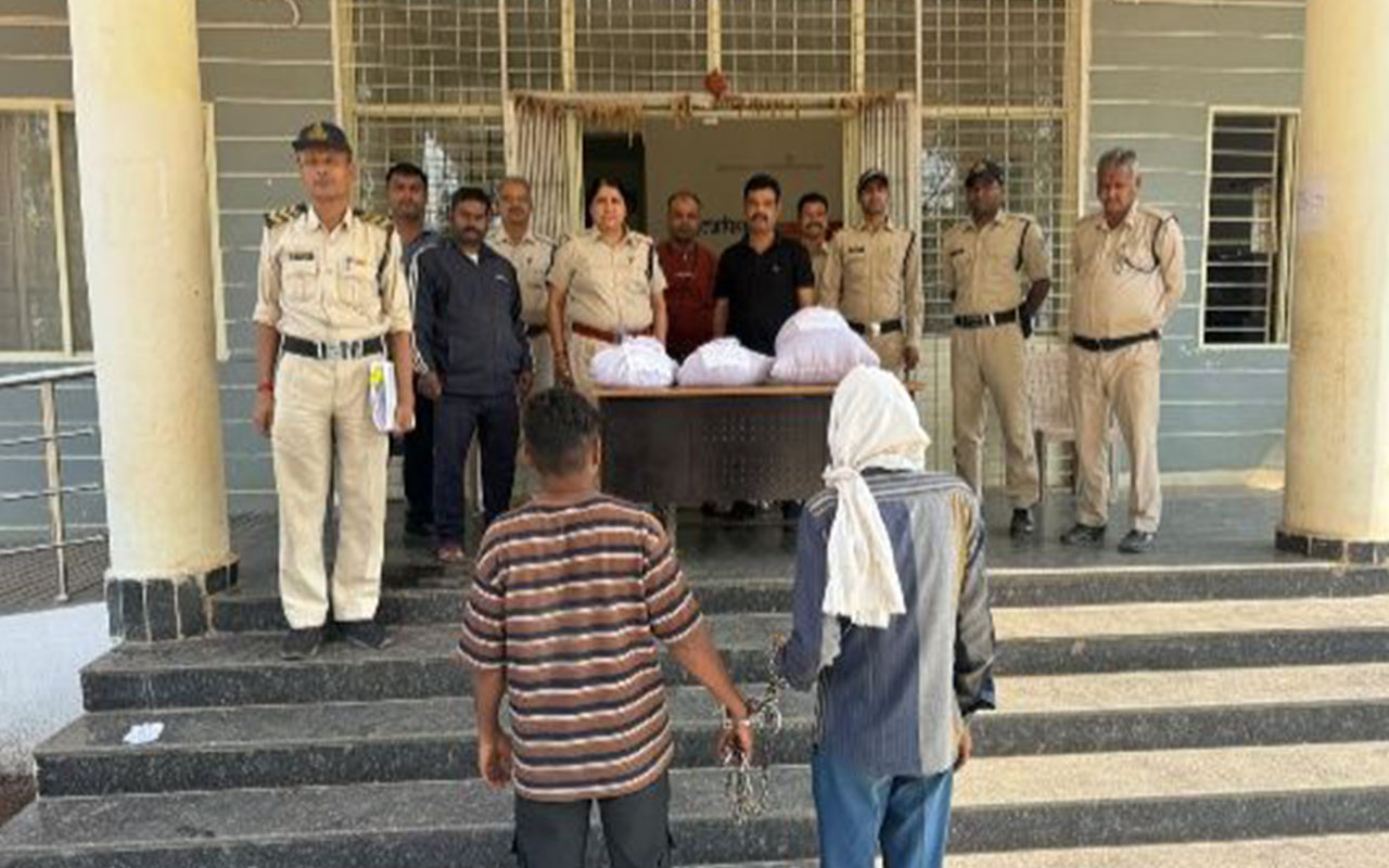 Jabalpur Crime The police team has arrested two smugglers red handed while seizing 9 kg 923 grams of ganja, estimated to be worth around Rs 1.98 lakh.