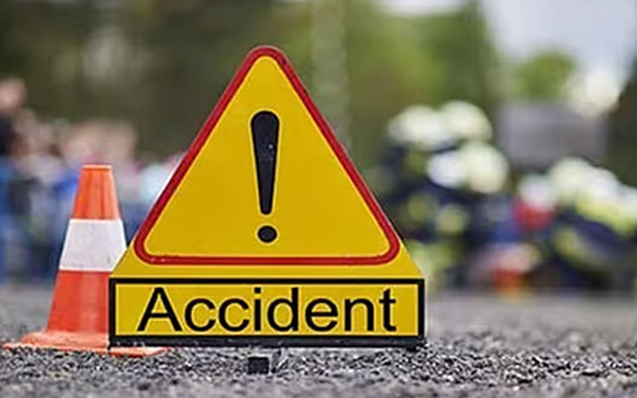 Jabalpur Road Accident 3 people were killed and more than 25 were injured when a private bus going to Nagpur overturned in Jabalpur